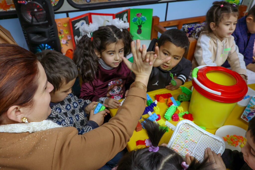 Bus-écoles, nouvelle pédagogie : les innovations de l’Ouzbékistan en maternelle